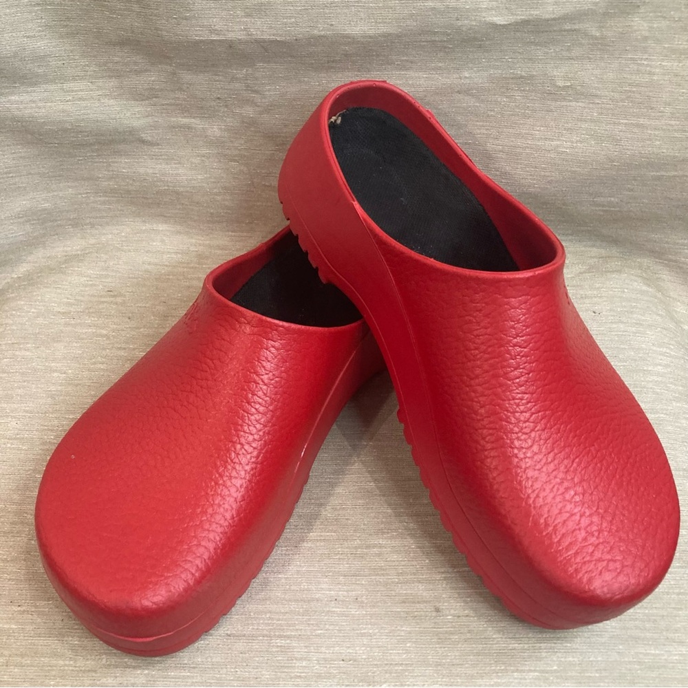 BIRKENSTOCK Sz 9 Super Birki Slip Resistant Slip On Clogs in Red